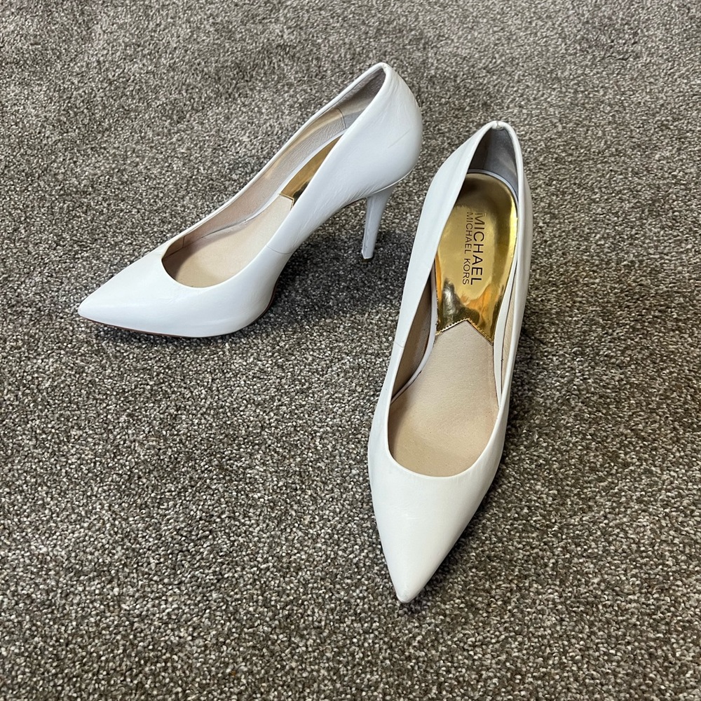 Michael by Michael Kors Size 7 pointed white heel